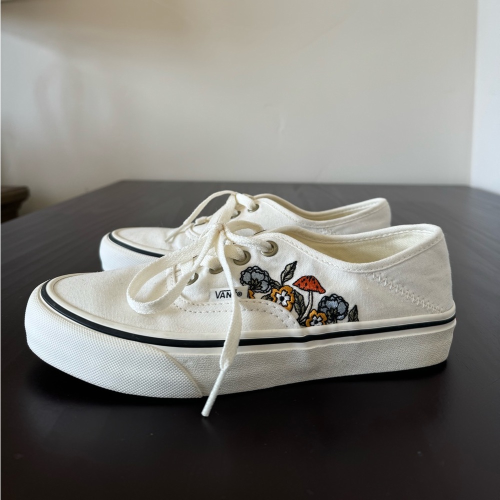 Vans sneakers (embroidered detail)
